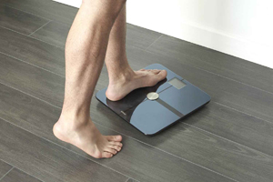 stepping-on-scale-gain-muscle