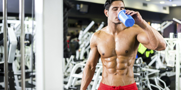 man-drinking-intraworkout-shake-in-gym